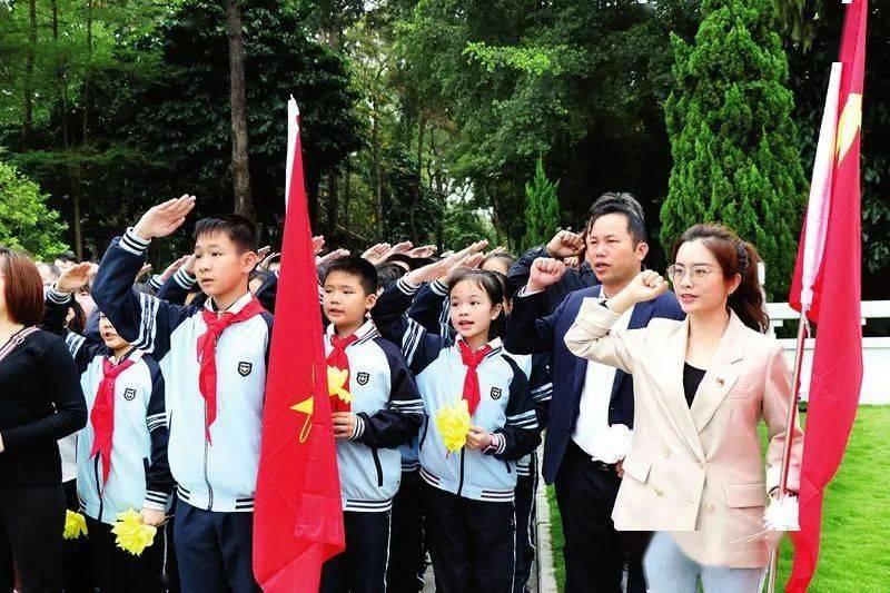 老婆前男友婚礼随5000元礼钱，怎么处理？游戏画面